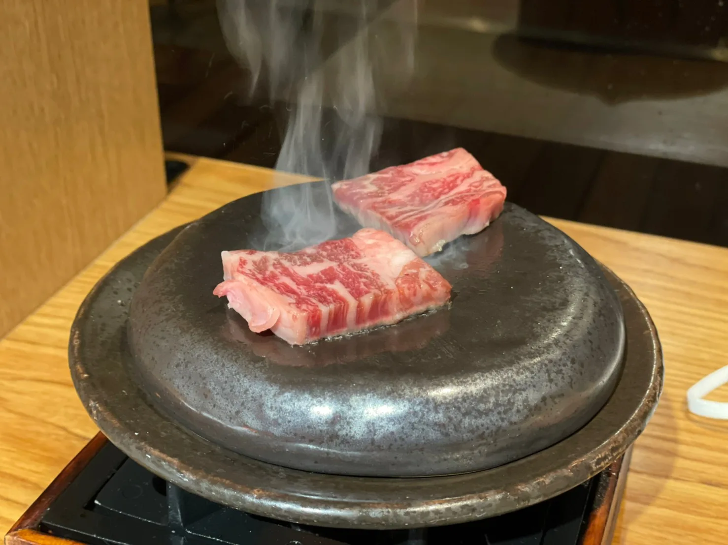 石の上で焼く絶品のお肉
